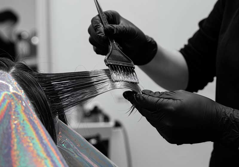 Profissional aplicando coloração