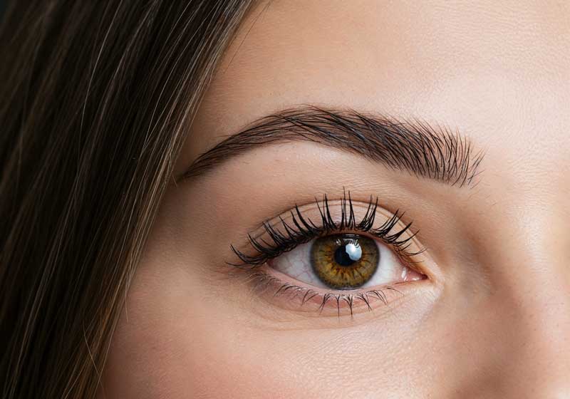 Sobrancelha com micropigmentação fio a fio